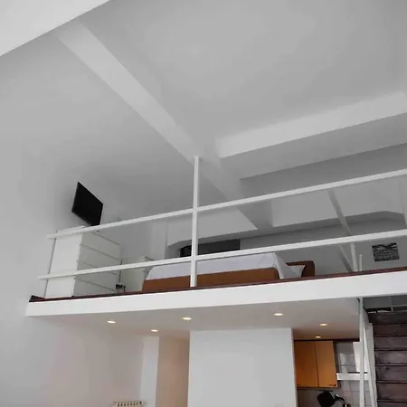 Apartman Window On Róma